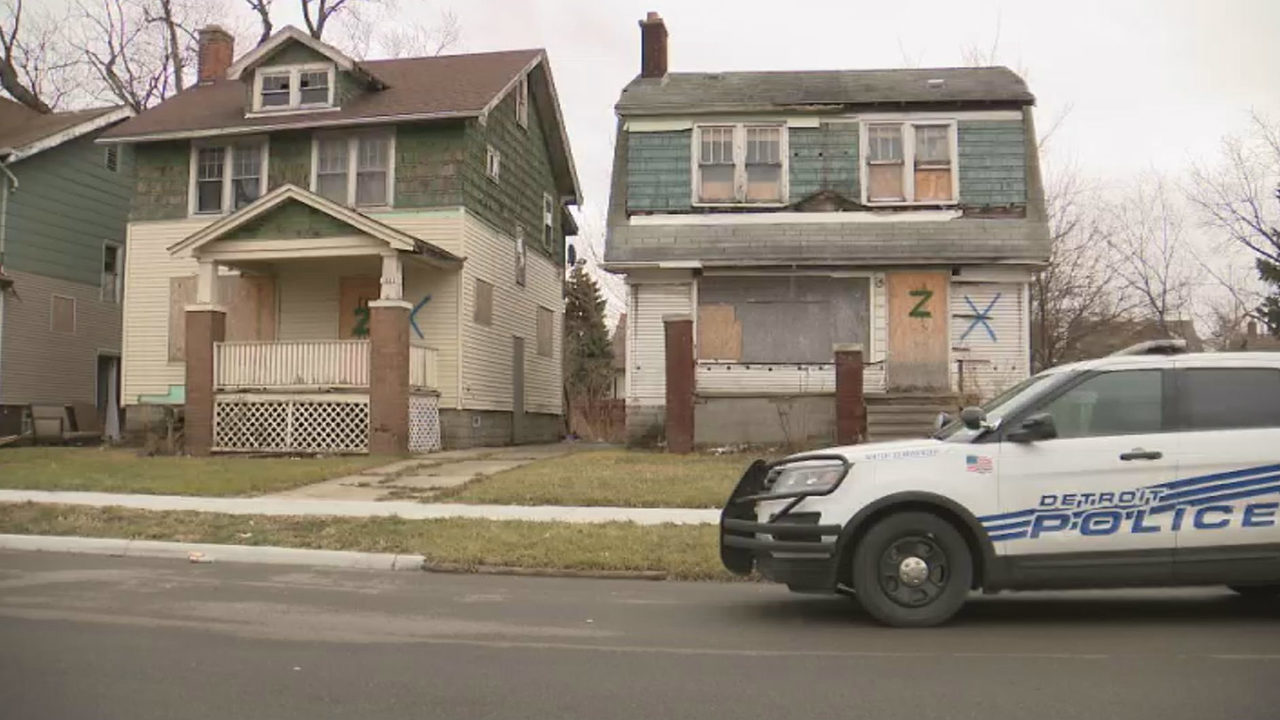 Detroit police investigate body found at vacant...